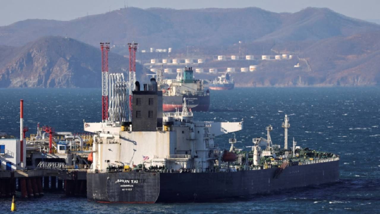 Russia bans fuel exports : रशियाच्या तेल निर्यातीवर बंदी, मोठी खळबळ, भारताला झटका? डोनाल्ड ट्रम्प यांच्या... Russia bans fuel exports : रशियाच्या तेल निर्यातीवर बंदी, मोठी खळबळ, भारताला झटका? डोनाल्ड ट्रम्प यांच्या...