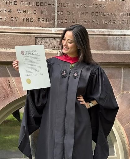 नेपाळच्या तरुणांनी एकत्र येत तेथील सरकार उलथवून लावलं आहे. आता तिथे लवकरच नव्या सरकारची स्थापना होणार आहे. तेथील तरुणांनी संसद, पंतप्रधान, राष्ट्रपती, मंत्र्यांची निवासस्थाने पेटवून दिली आहेत.