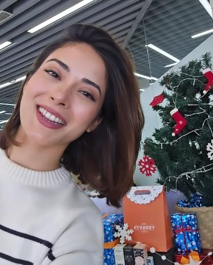 दरम्यान, आता तरुणांनी एकत्र येत नेपाळमधील केपी शर्मा ओली यांचे सरकार उलथवून लावले असले तरी आता तेथील नेपो किड्सना टार्गेट केले जात आहे. माजी मंत्री, माजी पंतप्रधान यांच्या कुटुंबातून येणाऱ्या तरुण, तरुणींवर आता टीका केली जात आहे.