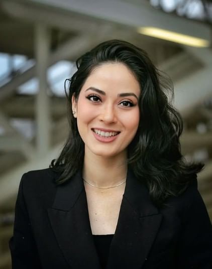 नेपाळमधील संतापलेल्या तरुणांनी श्रृंखला खातीवाडा हिच्या घरालाही आग लावली आहे. 29 वर्षांची श्रृंखला नेपाळचे माजी आरोग्यमंत्री बिरोध खातीवाडा यांची मुलगी आहे.