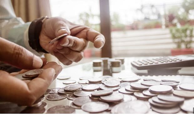 सिंगापूरचे डॉलर (सिंगापूरचा डॉलर) हे चलन आहे. तिथे  2, 5, 10, 50, 100, 1000 तसेच 10,000 सिंगापूर डॉलरच्या नोटा चालतात. तसेच तिथे व्यवहारासाठी  5, 10, 20, 50 सेंट आणि 1 सिंगापूर डॉलर नाणे म्हणून वापरले जाते. 