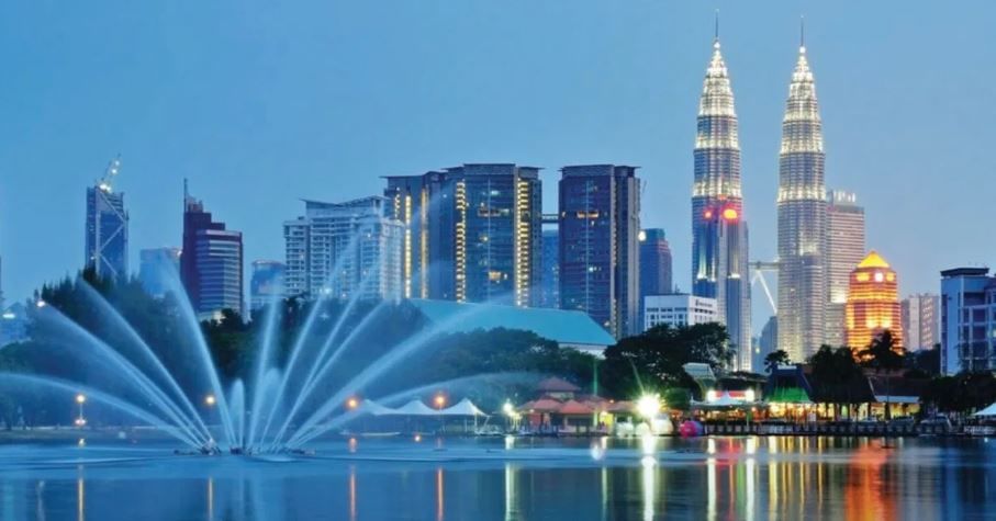 मिळालेल्या माहितीनुसार सिंगापूरचा एक डॉलर म्हणजे भारताचे 68.64 रुपये होतात. म्हणजे तुम्ही सिंगापूरचा एक डॉलर भारतात आणला तर त्या एका डॉलरचे तुम्हाला तब्बल 68 रुपये मिळू शकतात. 