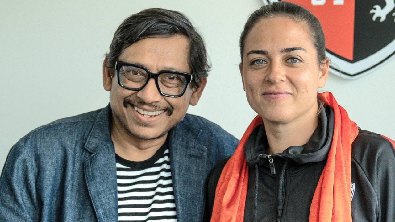 साब्रिना विटमॅन..! पुरूष फुटबॉल संघाला मार्गदर्शन करणारी महिला प्रशिक्षक, असा आहे प्रेरणादायी प्रवास