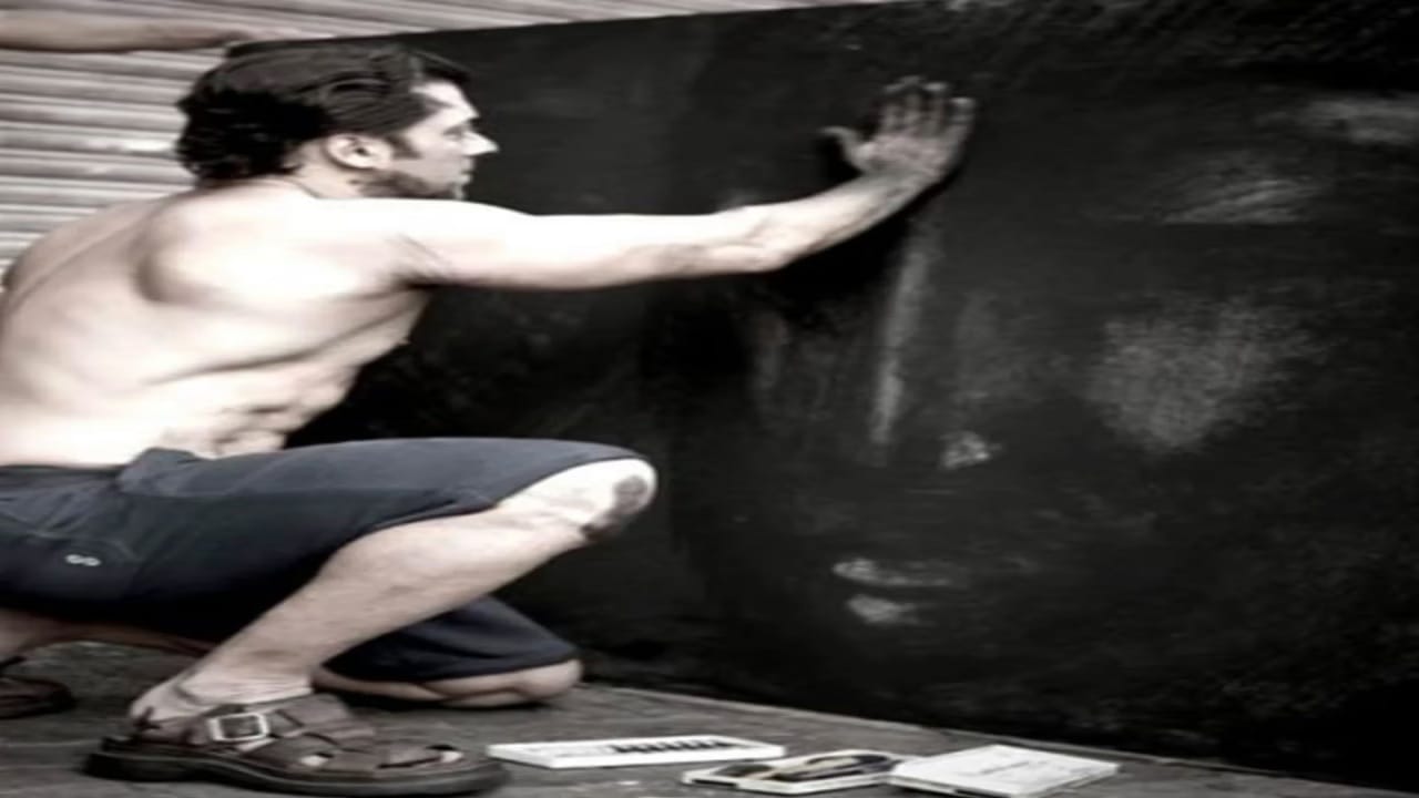  सलमान खान एक प्रतिभावान कलाकार आहे. सलमान खान मोठ्या आणि छोट्या पडद्यावर लोकांचे मनोरंजन करतो, याशिवाय त्याच्यात इतरही अनेक गुण आहेत. सलमान खान एक चांगला चित्रकार देखील आहे. त्याचे चित्र सोशल मीडियावर अनेक वेळा व्हायरल झाले आहेत. पण हवी तेवढी त्यांची चर्चा मात्र झाली नाही. 