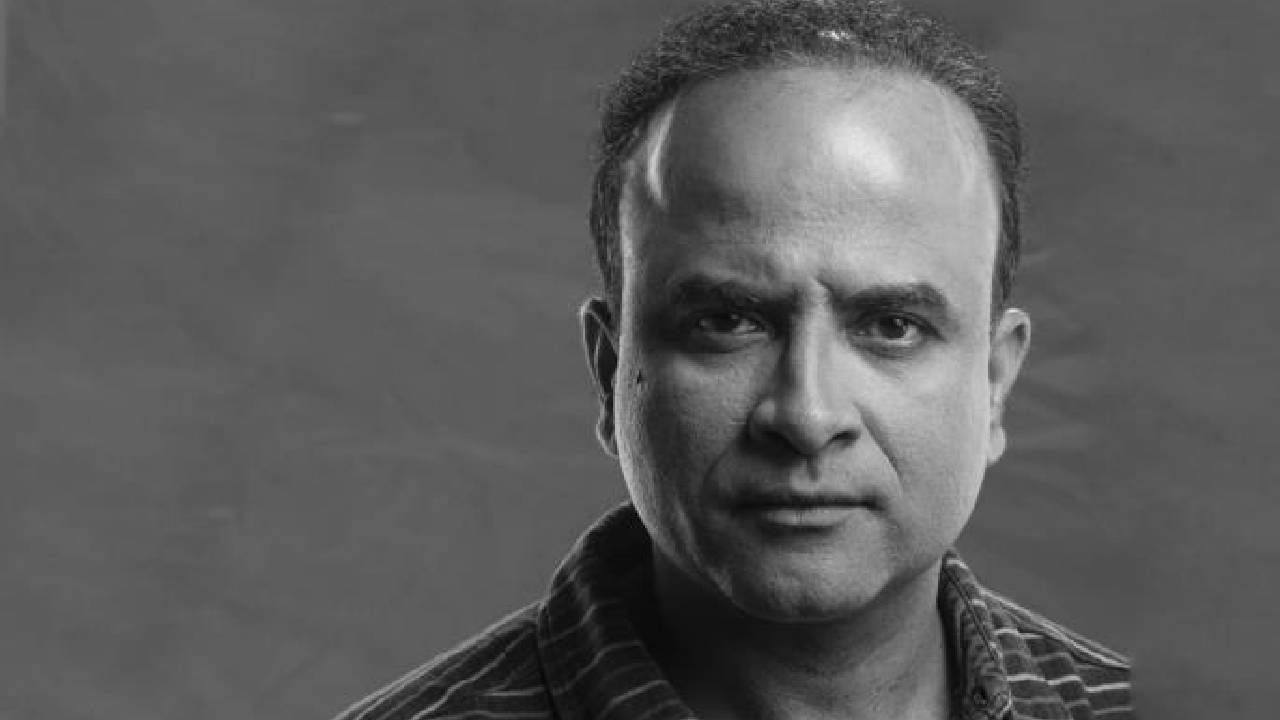 सोनी मराठी वाहिनीवरील 'महाराष्ट्राची हास्यजत्रा' या कार्यक्रमाने प्रेक्षकांची मने जिंकली आहेत. या कार्यक्रमाच्या माध्यमातून विनोदवीर समीर चौघुलेंनी महाराष्ट्रातील प्रेक्षकांच्या मनात घर केले आहे. सध्या समीर चौघुले एका वेगळ्या कारणामुळे चर्चेत आहे. त्यांनी स्वत: दोन वेळा स्वत:च्याच निधनाची बातमी वाचली होती. नेमकं काय झालं चला जाणून घेऊया...