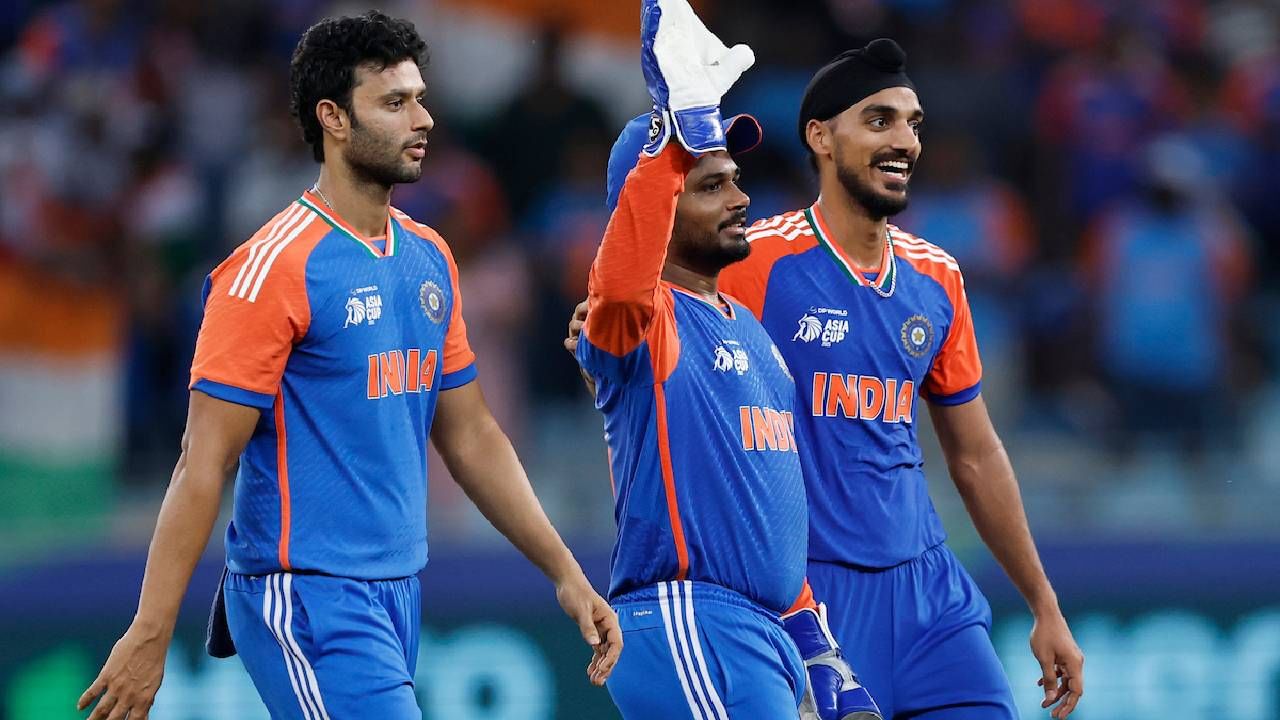 आशिया कप 2025 स्पर्धेत संजू सॅमसनने सहा षटकार मारले आहेत. 2016 च्या आशिया कपमध्ये धोनीने चार षटकार मारले होते. संजू सॅमसन एकाच हंगामात पाच किंवा त्याहून अधिक षटकार मारणारा एकमेव भारतीय यष्टीरक्षक फलंदाज ठरला आहे. (Photo- ACC)