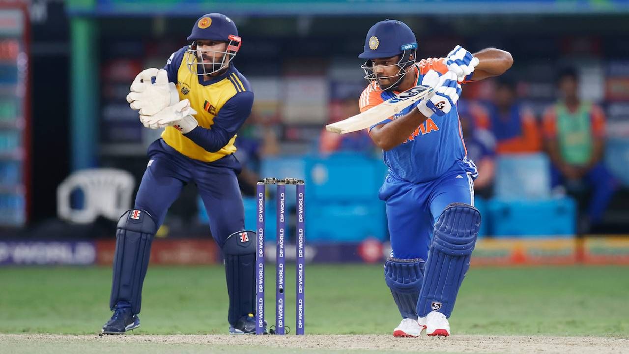 संजू सॅमसनने श्रीलंकेविरुद्धच्या सामन्यात 23 चेंडूत 39 धावा केल्या. यावेळी त्याने 3 षटकार आणि 1 चौकार मारला होता. या तीन षटकारांसह संजू सॅमसनने महेंद्रसिंह धोनीला मागे टाकलं आहे. (Photo- ACC)