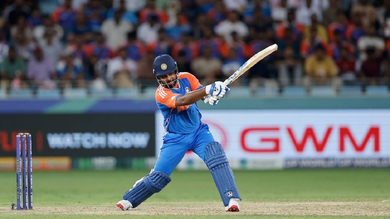 संजू सॅमसनने आशिया कप स्पर्धेत एक मोठा विक्रम आपल्या नावावर केला आहे. सुपर 4 फेरीत श्रीलंकेविरुद्धच्या सामन्यात त्याने हा रेकॉर्ड नोंदवला आहे. माजी कर्णधार आणि विकेटकीपर महेंद्रसिंह धोनीचा विक्रम मोडला. (Photo- ACC)