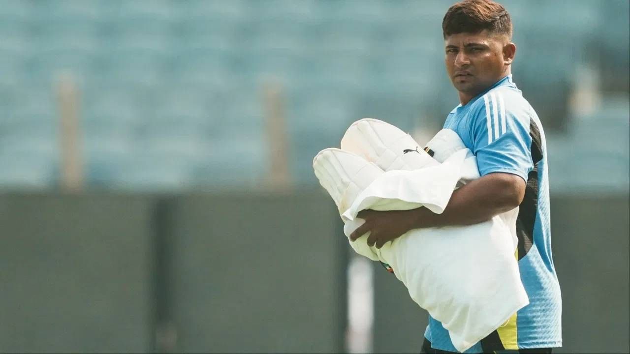 ऑक्टोबर महिन्यात भारतीय संघ दोन सामन्यांची कसोटी मालिका खेळणार आहे. या संघात स्थान मिळवण्यासाठी प्रमुख दावेदारांपैकी एक होता. 27 वर्षीय सरफराज खान 6 कसोटी सामने खेळला आहे. त्याने एक शतक, 3 अर्धशतकांसह 371 धावा केल्या आहेत. (फोटो- पीटीआय)