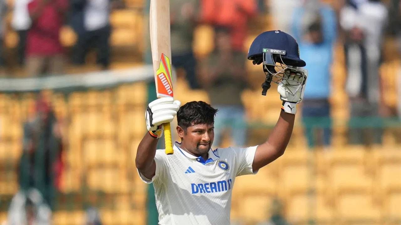 सूत्रांच्या माहितीनुसार, 'सरफराजला क्वााड्रिसेप्स दुखापत झाली आहे. पाच दिवसांपूर्वी हरयाणाविरुद्ध शतक करताना ही दुखापत झाली होती. त्यामुळे किमान 3 आठवडे खेळणार नाही. त्याच्यावर सेंटर ऑफ एक्सलन्समध्ये देखरेख केली जात आहे.' (फोटो- पीटीआय)