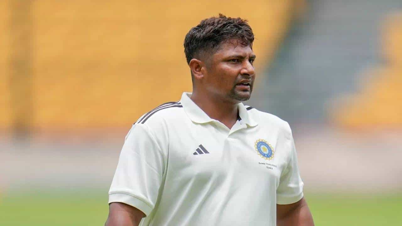 देशांतर्गत बुची बाबू स्पर्धेत सरफराज खानने सलग दोन शतकं ठोकून आपला दावा भारतीय संघासाठी ठोकला आहे.दुलीप ट्रॉफीत चमकदार कामगिरी करून त्याची निवड करणं भाग पडलं असतं. त्याने फिटनेवरही काम केलं होतं आणि दहा किलोपेक्षा जास्त वजन कमी केलं होतं. पण त्याच्या तयारीला मोठा धक्का बसला आहे. (फोटो- पीटीआय)