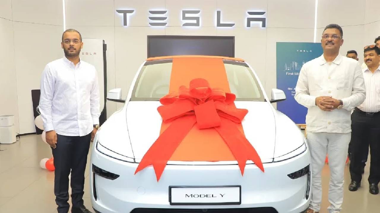 "त्याच्या आजोबांनी आज हे त्याचं स्वप्न पूर्ण केलं आहे. देशाची पहिली टेस्लाची गाडी त्याला मिळतेय, त्यामुळे तो पण खूप खुश आहे. आता वेगळाच उत्साह त्याच्यात पहायला मिळणार आहे. कारण आजोबा आणि नातूची ही गाडी असणार आहे. आजोबा जेव्हा जिमला जातील किंवा नातूला शाळेत सोडायला जातील, तेव्हा हीच गाडी घेऊन जातील", अशा शब्दांत त्यांनी आनंद व्यक्त केला.