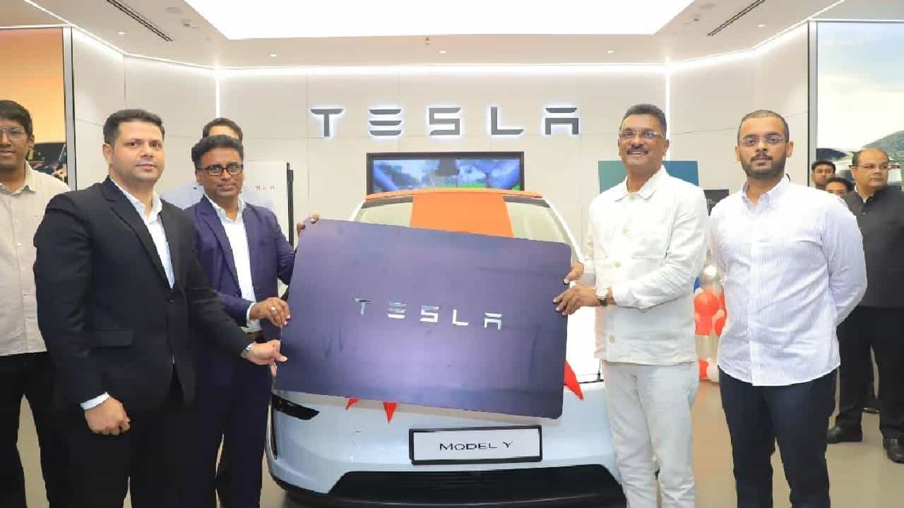 राज्याचे परिवहन मंत्री प्रताप सरनाईकांनी भारतातील पहिली टेस्ला कार खरेदी केली आहे. टेस्ला कंपनीकडून ही गाडी सरनाईकांना प्रदान करण्यात आली. या गाडीची किंमत जवळपास 60 ते 70 लाख रुपयांच्या घरात आहे.