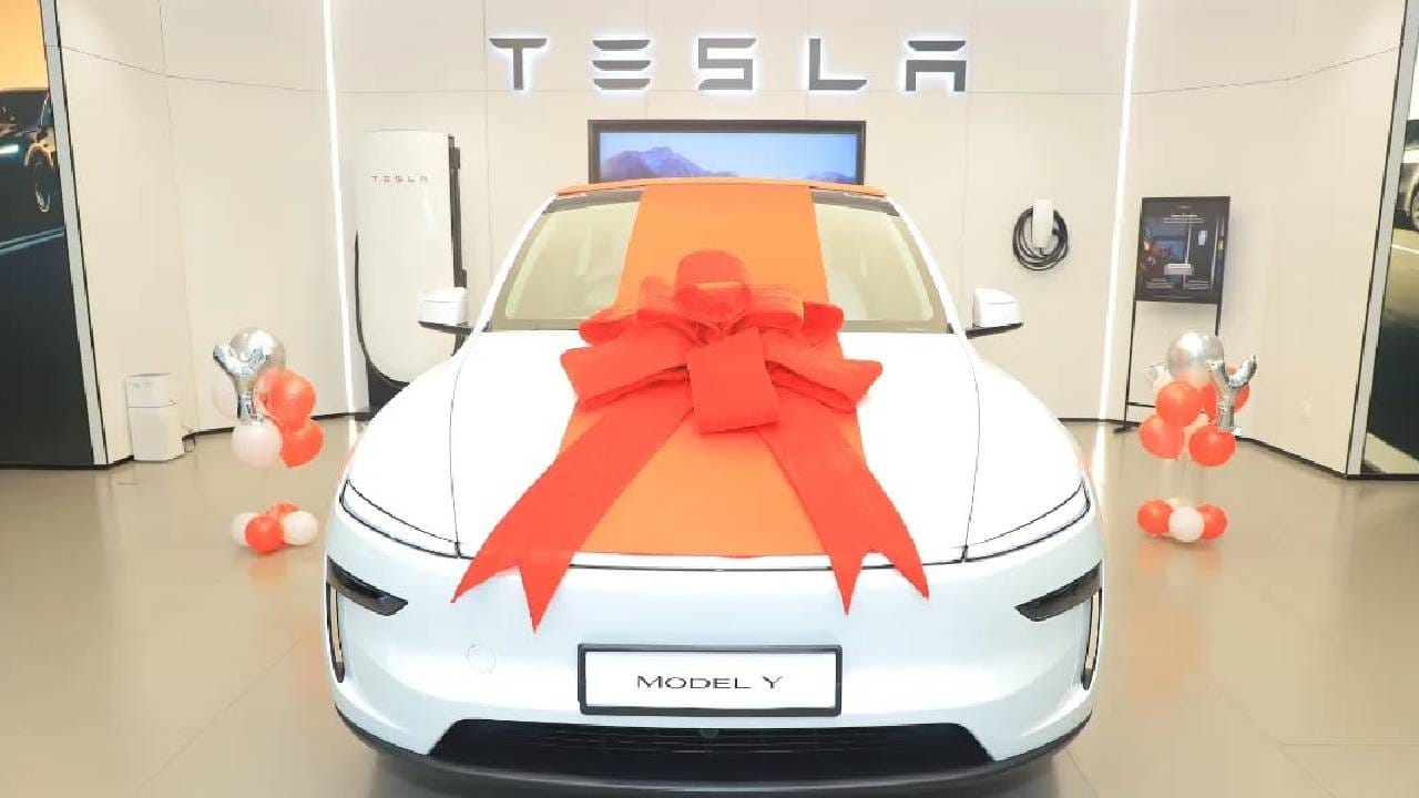 "आम्ही परदेशात होतो आणि माझा मुलगा रेयांश हा गाड्यांसाठी अक्षरश: वेडा आहे. तो तीन वर्षांचा आहे, पण त्याला सगळ्या गाड्यांची नावं, त्यांचे मॉडेल्स, इंजिन वगैरे कसा आहे.. हे त्याला माहीत आहे. परदेशात असताना तो टेस्ला कंपनीच्या गाडीत बसला होता आणि त्यावेळी त्याने आजोबांना सांगितलं की, मला टेस्ला कार पाहिजे," असं पूर्वेश यांनी सांगितलं.