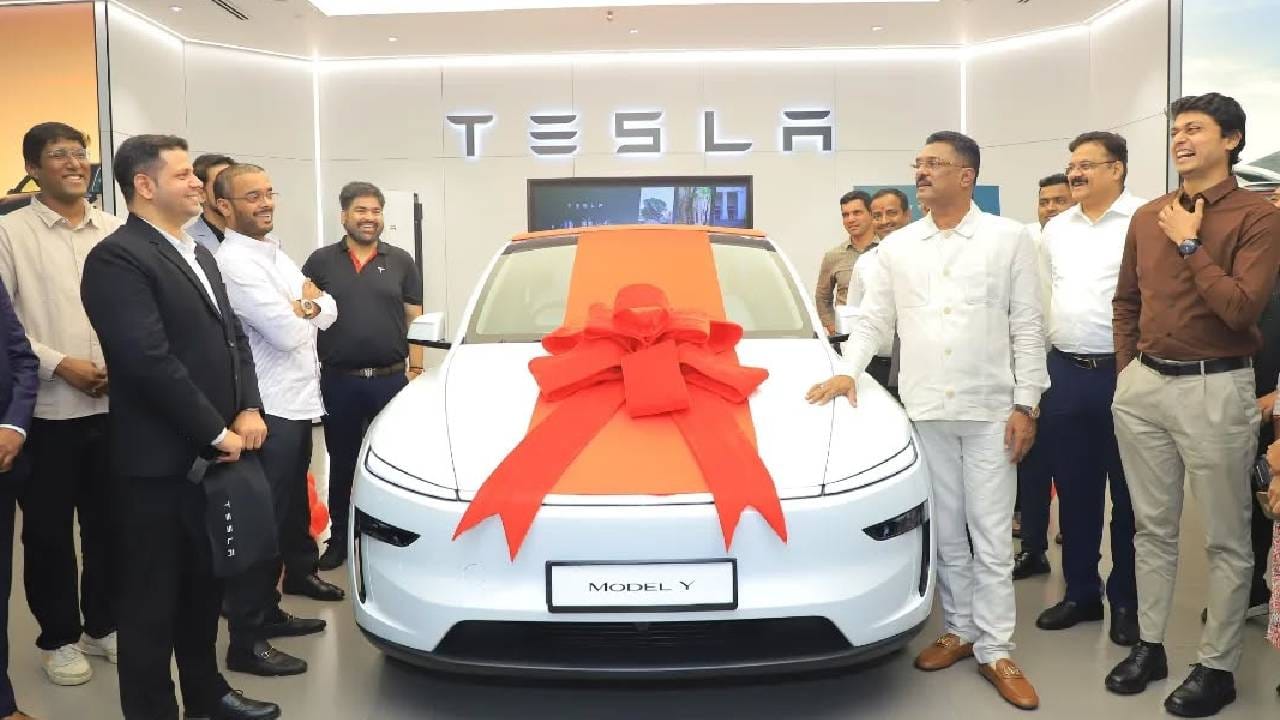 या खरेदीबद्दल सरनाईकांचे पुत्र पूर्वेश सरनाईक यांनी आनंद व्यक्त केला. "टेस्ला ही जगातील सगळ्यांत लोकप्रिय इलेक्ट्रीक गाड्यांची कंपनी आहे. या कंपनीची 'वाय' मॉडेलची देशातील पहिली कार आज आमच्या परिवाराला मिळाली आहे. नक्कीच, आम्हाला खूप आनंद झाला आहे," असं ते म्हणाले.