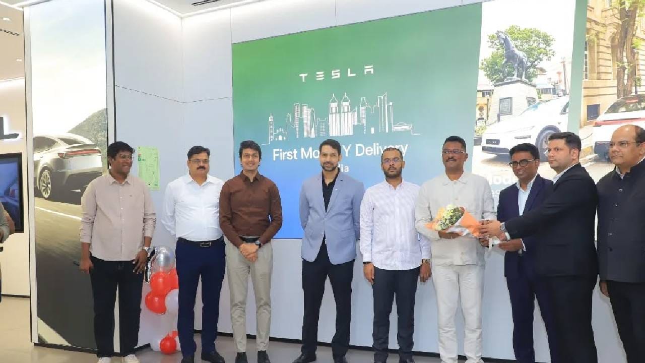 "इलेक्ट्रीक गाडी, पर्यावरणाचा विचार करून बनवलेली गाडी आणि खासकरून एक वेगळी जागरुकता निर्माण करणारी गाडी आमच्या घरात आली आहे. हा आमच्यासाठी आनंदाचा क्षण आहे," असं त्यांनी सांगितलं. विशेष म्हणजे सरनाईकांनी त्यांच्या नातूसाठी ही कार खरेदी केली आहे.