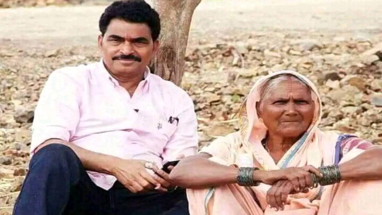 आणखी एका फोटोमध्ये सयाजी शिंदे हे एका आजीसोबत बसलेले दिसत आहेत. या आजीने नऊवारी साडी घालतेली आहे. सयाजी शिंदे हे त्यांच्याजवळ बसून फोटो काढताना दिसत आहेत. 