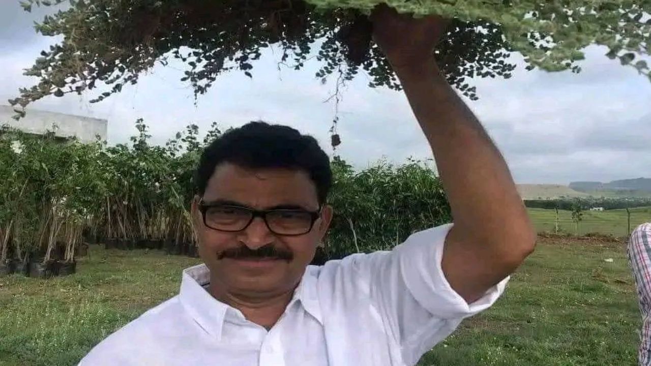 Sayaया फोटोमध्ये सयाजी शिंदे हे गावाकडे फेरफटका मारताना दिसत आहेत. त्यांच्या हातात एक वनस्पती आहे. या फोटोत शिंदे यांच्या मागे शेती दिसत आहे. ji Shinde  