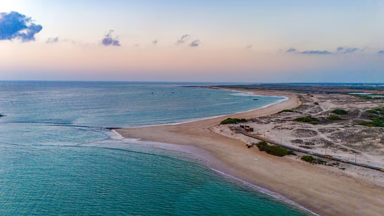 गुजरात: गुजरात राज्याचा पश्चिम भाग हा अरबी समुद्राशी जोडलेला आहे. त्यामुळे गुजरात हे भारतातील सर्वात मोठे किनारी राज्य आहे. गुजरातला जवळपास 2340 किलोमीटरचा किनारा आहे.  