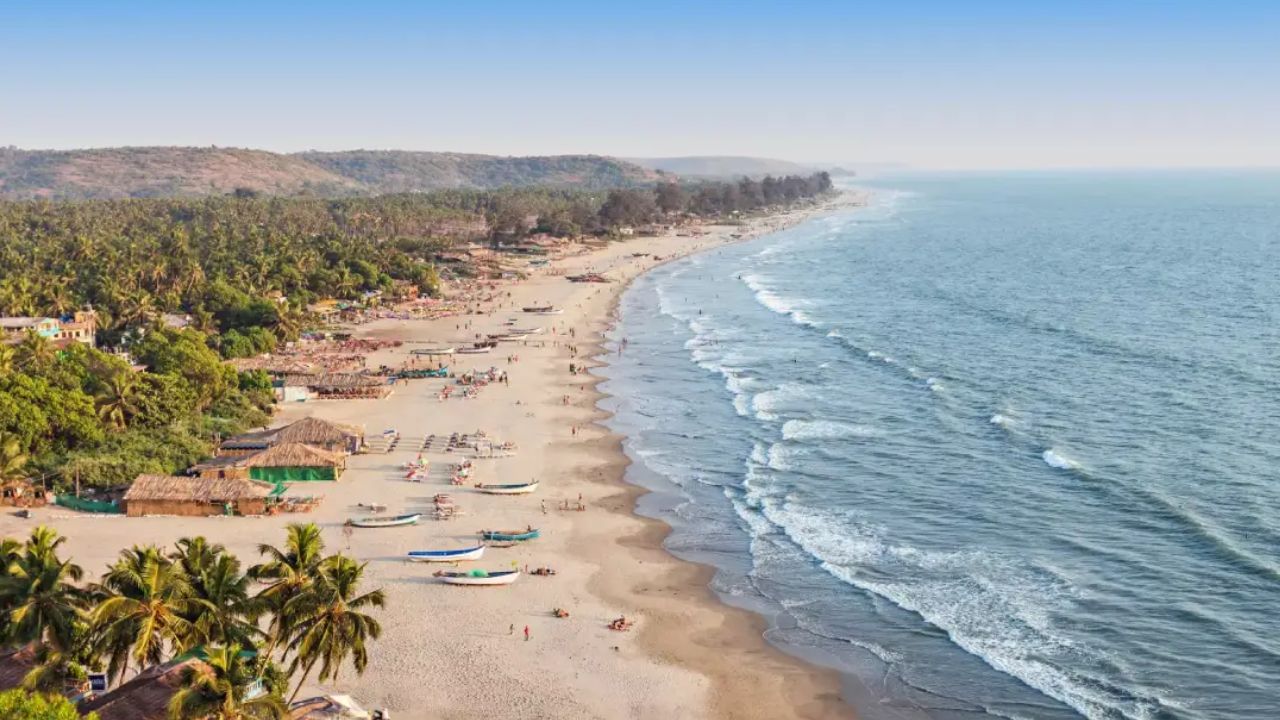 गोवा: गोवा हे भारतातील सर्वात लहान राज्य आहे, यात फक्त दोन जिल्हे आहेत. गोवा पूर्णपणे अरबी समुद्राशी जोडलेले आहे. या राज्याची अर्थव्यवस्था ही अरबी समुद्राच्या पर्यटनाशी जोडलेली आहे.  