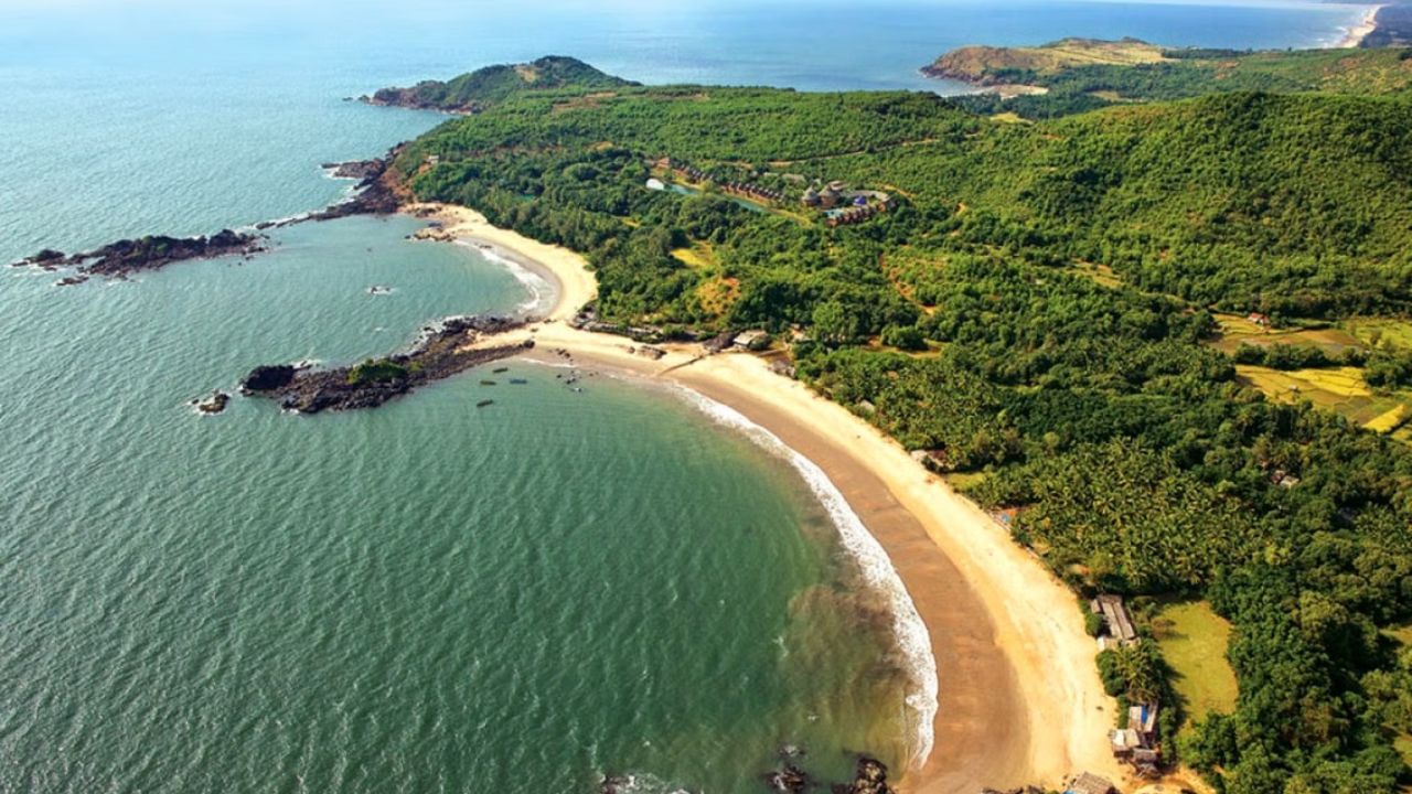 कर्नाटक: कर्नाटक हे महाराष्ट्राच्या दक्षिणेला असलेले अरबी समुद्राच्या किनाऱ्यावरील महत्त्वाचे राज्य आहे.  कर्नाटकमध्ये कारवार आणि मंगळुरूसारखी महत्त्वाची बंदरे आहेत.