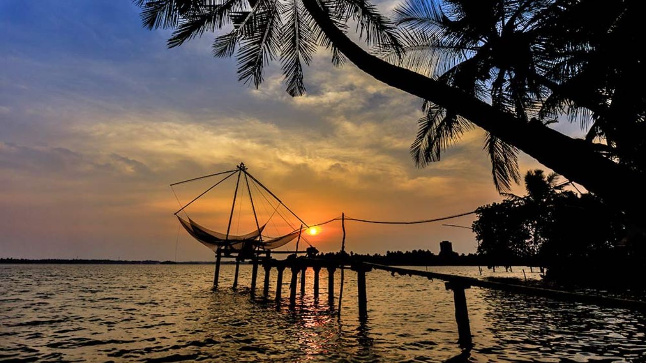 केरळ: केरळ भारताच्या दक्षिण भागातील अरबी समुद्राच्या सीमेवरील एक प्रमुख राज्य आहे. या राज्यात कोचीन हे मुख्य बंदर  आहे. तसेच दादरा आणि नगर हवेली, दमण आणि दीव आणि लक्षद्वीप हे केंद्रशासित प्रदेशही अरबी समुद्राच्या किनाऱ्यावर आहेत.  