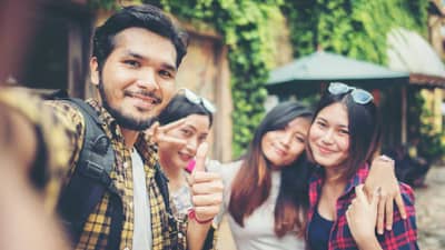 या 10 देशातील लोक सेल्फीसाठी जीव द्यायलाही होतात तयार, भारताचा नंबर कितवा; तिसऱ्या देशाचं नाव ऐकून...