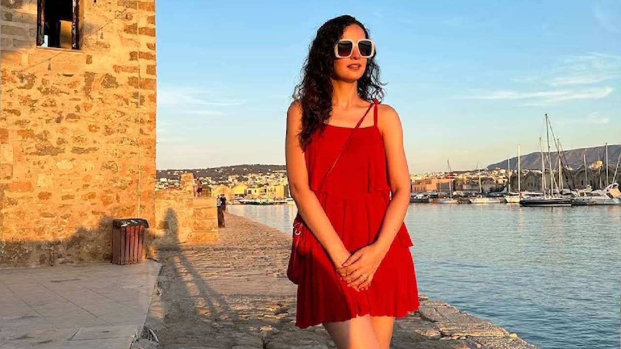 टीव्ही मालिकांव्यतिरिक्त सनाया इराणीने अनेक चित्रपट आणि वेब सीरिजमध्येही काम केले आहे. तिने आमिर खानच्या 'फना' चित्रपटातही एक महत्त्वाची भूमिका साकारली होती. ती 'बिग बॉस' आणि 'झलक दिखला जा' या रिअॅलिटी शोमध्येही सहभागी झाली आहे.