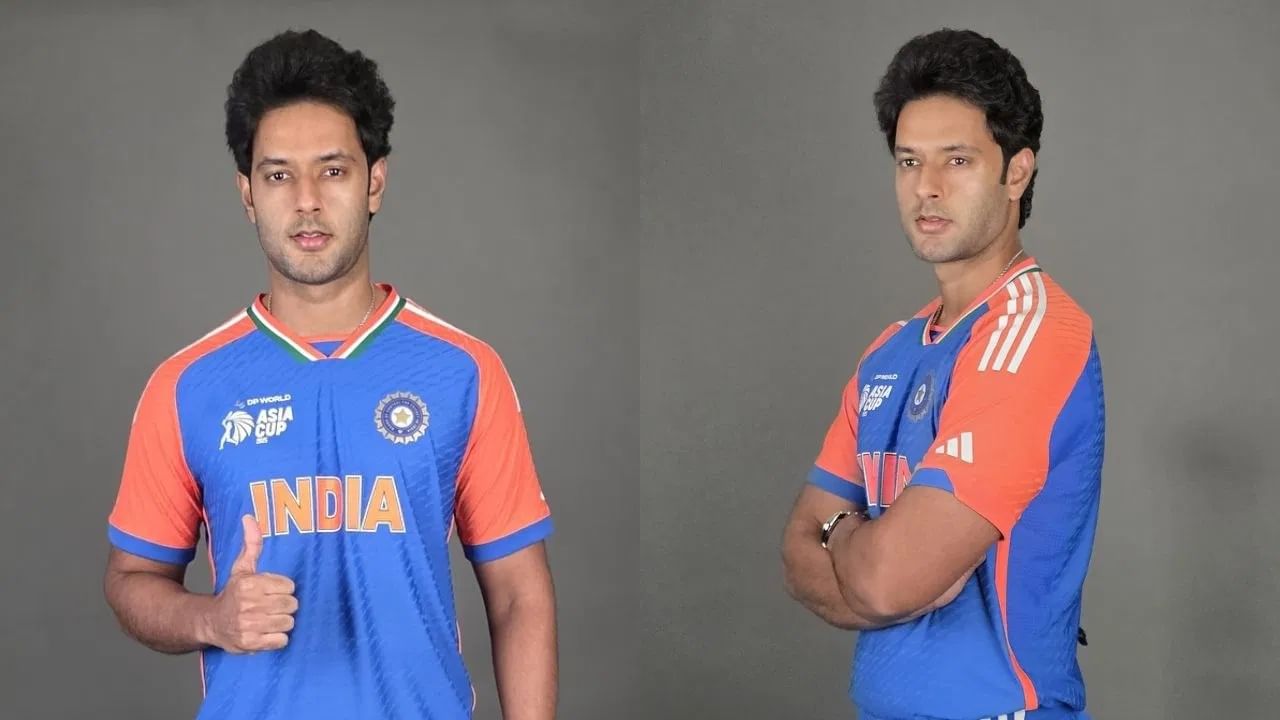 मात्र भारताच्या नव्या जर्सीवर स्पॉन्सरचं नाव नाही इतकाच फरक आहे. या नव्या जर्सीवर दर्शनी भागावर 'INDIA' असं ठळक अक्षरात लिहीलेलं आहे. तर जर्सीच्या एका कोपऱ्यात आशिया कप 2025 स्पर्धेचा लोगो आहे. तसेच एका बाजूला बीसीसीआयचा लोगो आहे.(Photo Credit : Instagram)