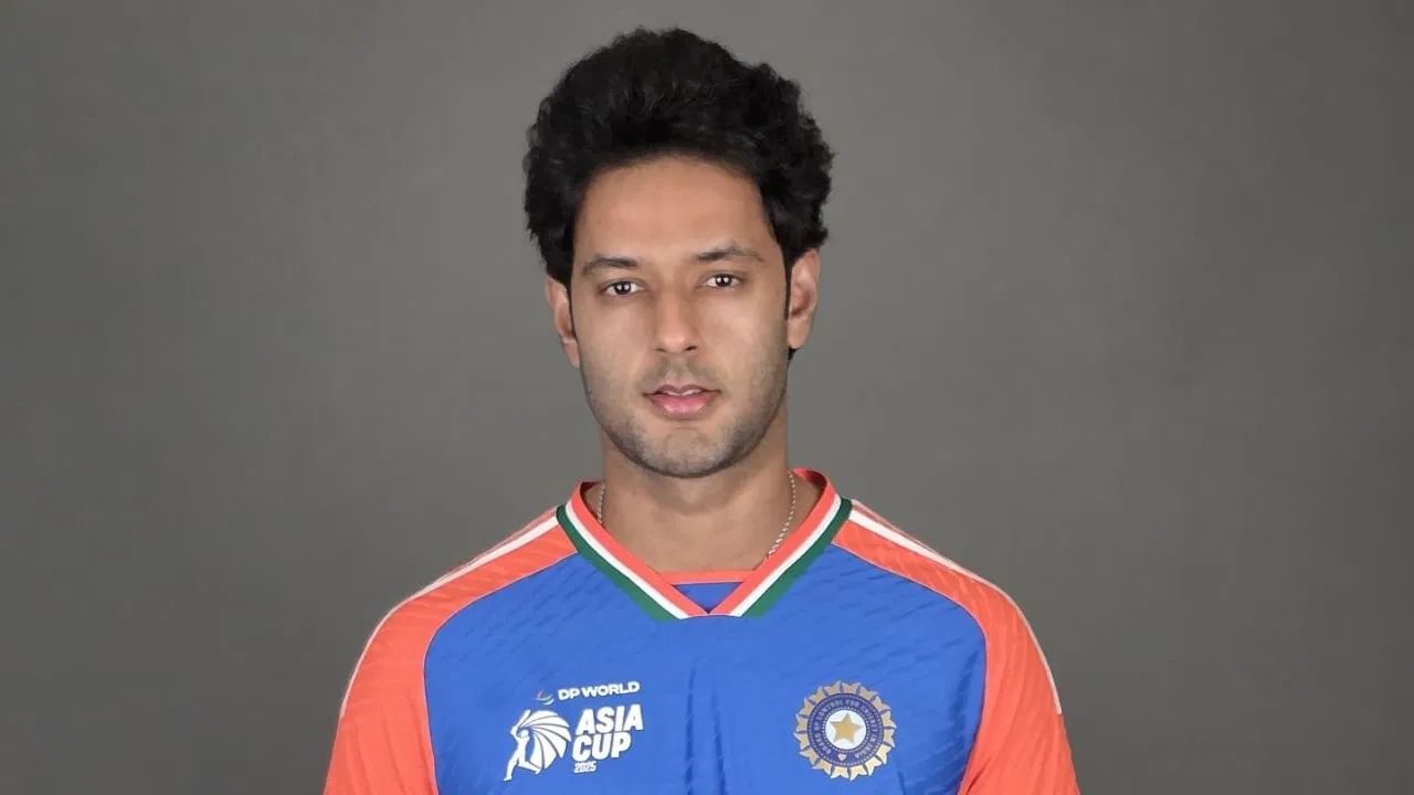 मुंबई आणि टीम इंडियाचा ऑलराउंडर शिवम दुबे याची आशिया कप स्पर्धेसाठी निवड करण्यात आली आहे. शिवमने सोशल मीडियावर नव्या जर्सीसोबतचे काही फोटो पोस्ट केले आहेत. शिवमचे फोटो सोशल मीडियावर व्हायरल झाले आहेत.  (Photo Credit : Instagram)