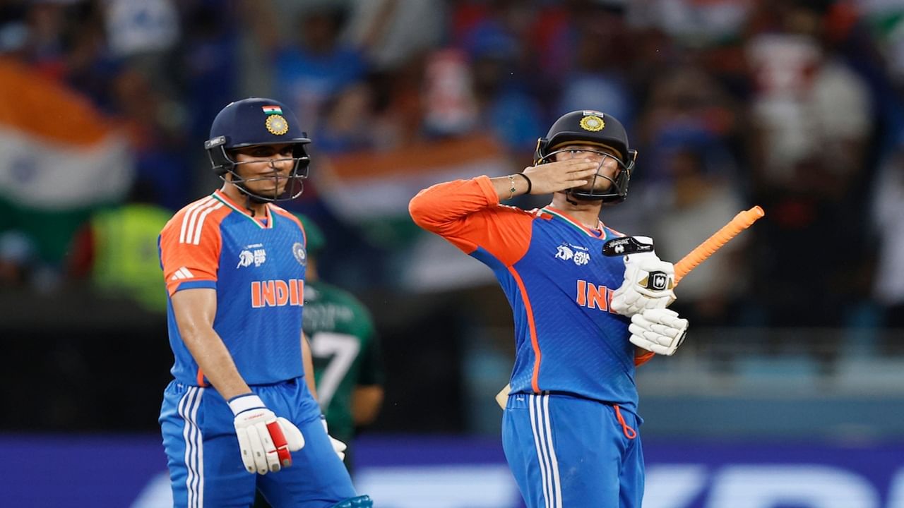 दरम्यान हारीसने डिवचल्यानंतर अभिषेकने आणखी जोरात फटकेबाजी केली. अभिषेकने पाकिस्तान विरुद्ध एकूण 74 धावांची खेळी केली. अभिषेकने या खेळीत  6 चौकार आणि 5 षटकार लगावले. (Photo Credit : Acc)