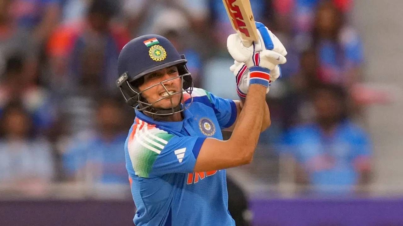 दिनेश कार्तिकच्या मते आशिया कप स्पर्धेत सूर्यकुमार यादव नाही तर शुबमन गिलचा पत्ता चालेल. बऱ्याच कालावधीनंतर शुबमन गिलचं आशिया कप स्पर्धेत पुनरागमन झालं आहे. तसेच त्याच्या खांद्यावर उपकर्णधारपदाची धुरा आहे. त्याचा फॉर्म पाहता नक्कीच मोठी कामगिरी करू शकतो.  (Photo: PTI)