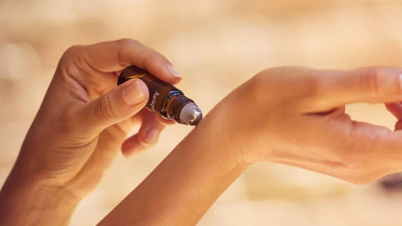 मनगटावर अत्तर लावणं सर्वात प्रभावी मानलं गेलं आहे. कारण हा नाडी बिंदू आहे. यामुळे रक्ताभिसरण जलद होते तसेच शरीरभर सुगंध पसरतो असं मानलं जातं. शुक्राची ऊर्जा वाढवण्यासाठी हा प्रभावी उपाय ज्योतिषशास्त्रात सांगितला जातो. यामुळे आत्मविश्वासही वाढतो. 