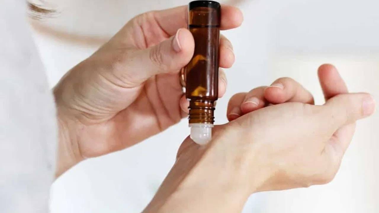 शुक्रवारी अत्तर लावणं हे शुभ मानलं जातं. शुक्रवारी देवी लक्ष्मीच्या मंदिरात सुगंधी द्रव्य दान केल्याने त्याचा लाभ मिळतो, अशी धारणा आहे. यामुळे शुक्र ग्रहाला बळकटी मिळते. त्यामुळे दुहेरी लाभ मिळतो असं ज्योतिषशास्त्र सांगतं. 