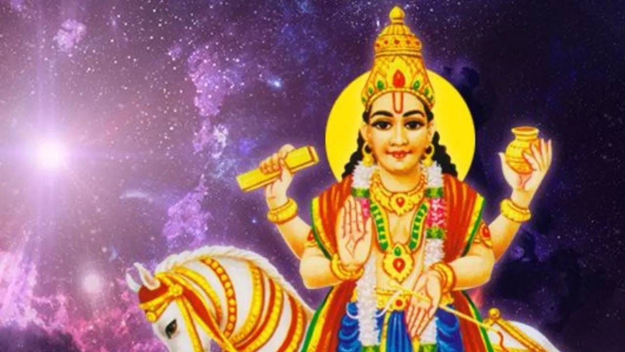 अत्तर किंवा परफ्यूमच्या सुगंधाने लोकं आपल्याकडे आकर्षित होतात. त्यामुळे ज्योतिषशास्त्रात आकर्षणासाठी हा सर्वात महत्त्वाचा घटक मानला जातो. यामुळे नकारात्मक ऊर्जा दूर होते. तसेच शुक्र प्रेमाचा कारक असल्याने त्याचा लाभ देखील मिळतो. 