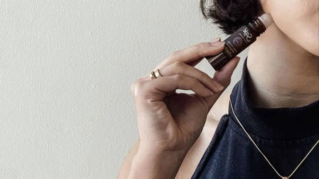 हृदयाजवळ अत्तर लावणं देखील शुभ मानलं गेलं आहे. यामुळे शुक्र ग्रह भावनिक आणि आध्यात्मिक पातळीवर मजबूत होतो. यामुळे प्रेमसंबंधात गोडवा निर्माण होतो. एकंदरीत काय तर शुक्र आणि अत्तराचा थेट संबंध आहे. त्यामुळे अत्तर लावणं चांगलं ठरतं.  (सर्व फोटो- टीव्ही 9 हिंदीवरून)