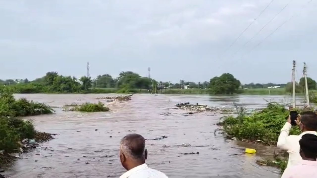 श्री क्षेत्र तुळजापूरकडे जाणारा माढा-वैराग मार्गावरील सीना नदीवरील पुल पाण्याखाली गेल्याने वाहतूक बंद झाली आहे. त्यामुळे नागरिकांना त्रासाचा सामना करावा लागत आहे. 