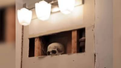 बाथरूममध्ये भयंकर घडलं, अचानक सापडली कवटी...सोबतच्या चिठ्ठीत थक्क करणारा मेसेज, प्रकरण काय?