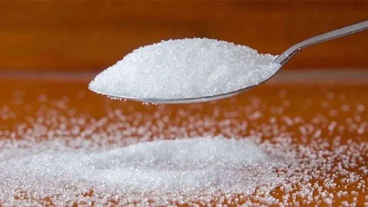 बरेच लोक चेहरा खराब झाल्यानंतर चेहऱ्यावर साखरेचा स्क्रब करतात. साखर आणि टोमॅटो चेहऱ्याला लावला जातो. मात्र, यामुळे चेहरा अधिक खराब होऊ शकतो. 