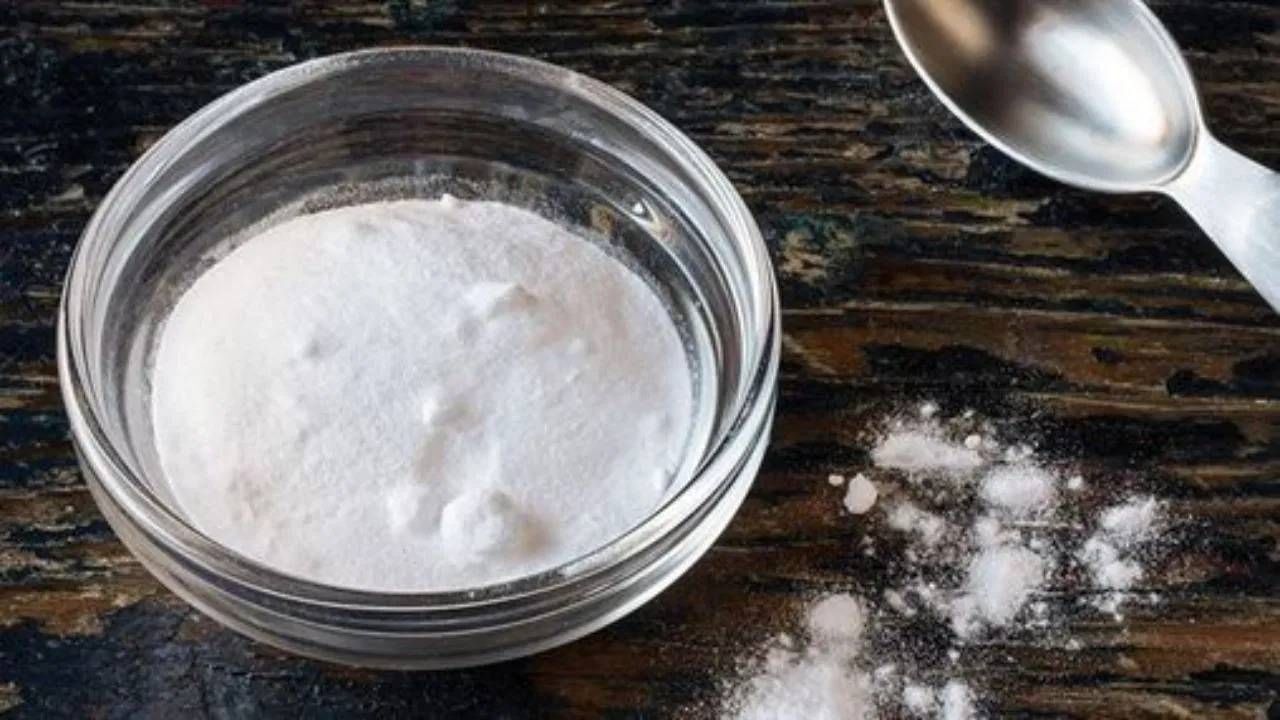 बऱ्याच महिला चेहऱ्यावरील तेज वाढवण्यासाठी चेहऱ्यावर बेकिंग सोडा लावतात. मात्र, बेकिंग सोडा चेहऱ्यावर लावणे अधिके धोकादायक ठरू शकते. 