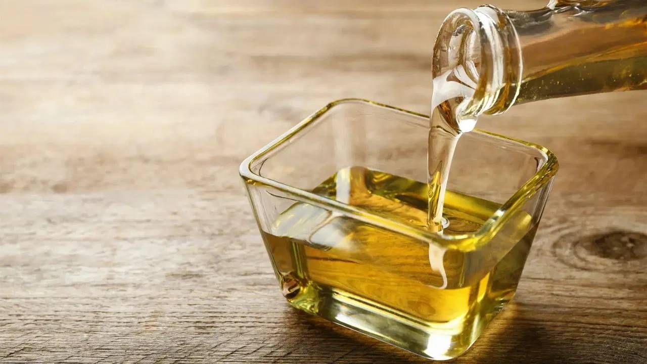 चेहरा मॉइश्चरायझर करण्यासाठी बऱ्याचदा महिला या चेहऱ्यावर थेट तेल लावतात. मात्र, यामुळे तुमचा चेहरा हा अधिक खराब होऊ शकतो आणि समस्या वाढू शकतात. 