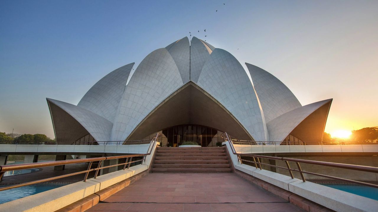 मध्य दिल्ली: मध्य दिल्ली हा भारतातील दुसरा सर्वात लहान जिल्हा आहे. याचे क्षेत्रफळ 21 चौरस किलोमीटर आहे आणि एकूण लोकसंख्या 5,82,320 आहे. या जिल्ह्याचा साक्षरता दर 85.14% आहे.