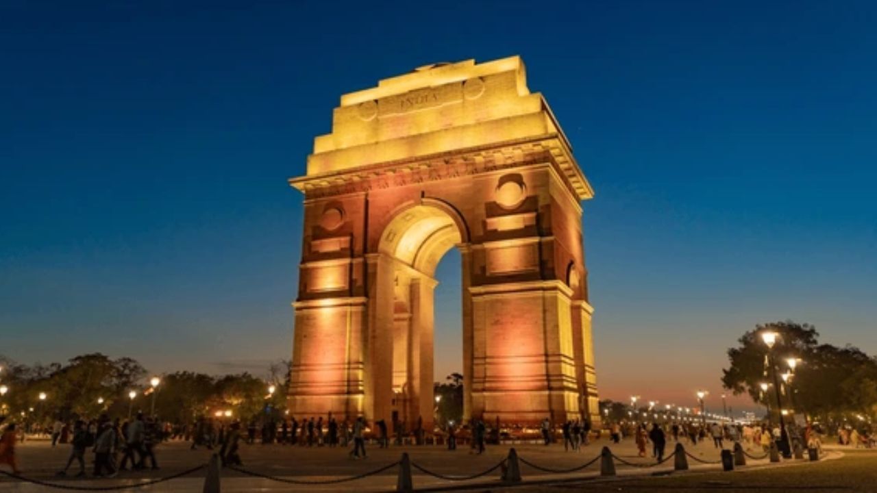 नवी दिल्ली: देशाची राजधानी असलेल्या नवी दिल्ली जिल्ह्याचे क्षेत्रफळ 35 चौरस किलोमीटर आहे. या जिल्ह्याची लोकसंख्या 1,42,224 आहे. येथील लोकसंख्येची घनता 4057 आहे.