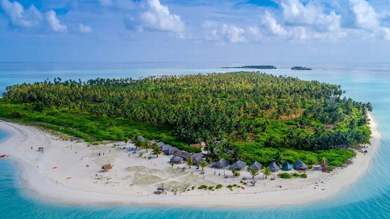 लक्षद्वीप: लक्षद्वीप हा तिसरा सर्वात लहान जिल्हा आहे. या जिल्ह्याचे क्षेत्रफळ 30 चौरस किलोमीटरआहे. याची लोकसंख्या 58,232 आहे.