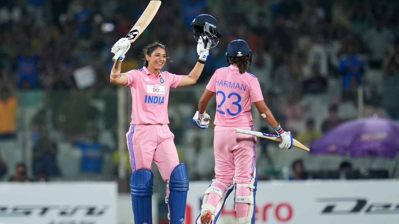 भारत आणि ऑस्ट्रेलिया यांच्यात तीन सामन्यांची वनडे मालिका आहे. या मालिकेतील शेवटचा आणि निर्णायक सामन्यात ऑस्ट्रेलियाने 412 धावांचं विक्रमी लक्ष्य दिलं. या धावांचा पाठलाग करताना स्मृती मंधानाने ऑस्ट्रेलियन गोलंदाजांना फोडून काढलं. स्मृती मंधानाने मालिकेतील दोन सामन्यात सलग शतक ठोकलं आहे. 