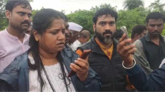 जिल्हाधिकाऱ्याने थेट शिवसेनेच्या महिला नेत्याला झापलं; ही राजकारण करण्याची...