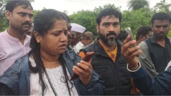 जिल्हाधिकाऱ्याने थेट शिवसेनेच्या महिला नेत्याला झापलं; ही राजकारण करण्याची...