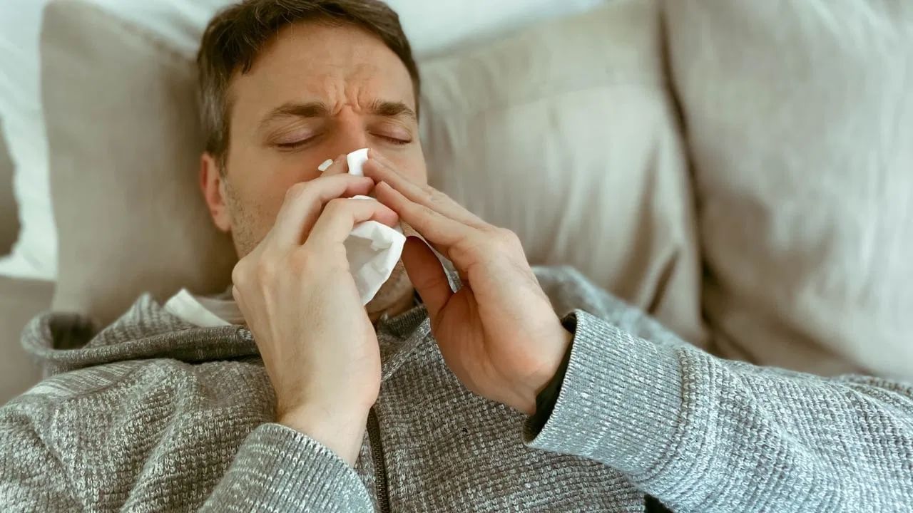 सर्दीमुळे नाक बंद झाल्यास करा 'हे'  घरगुती उपाय, काही मिनिटांतच मिळेल आराम