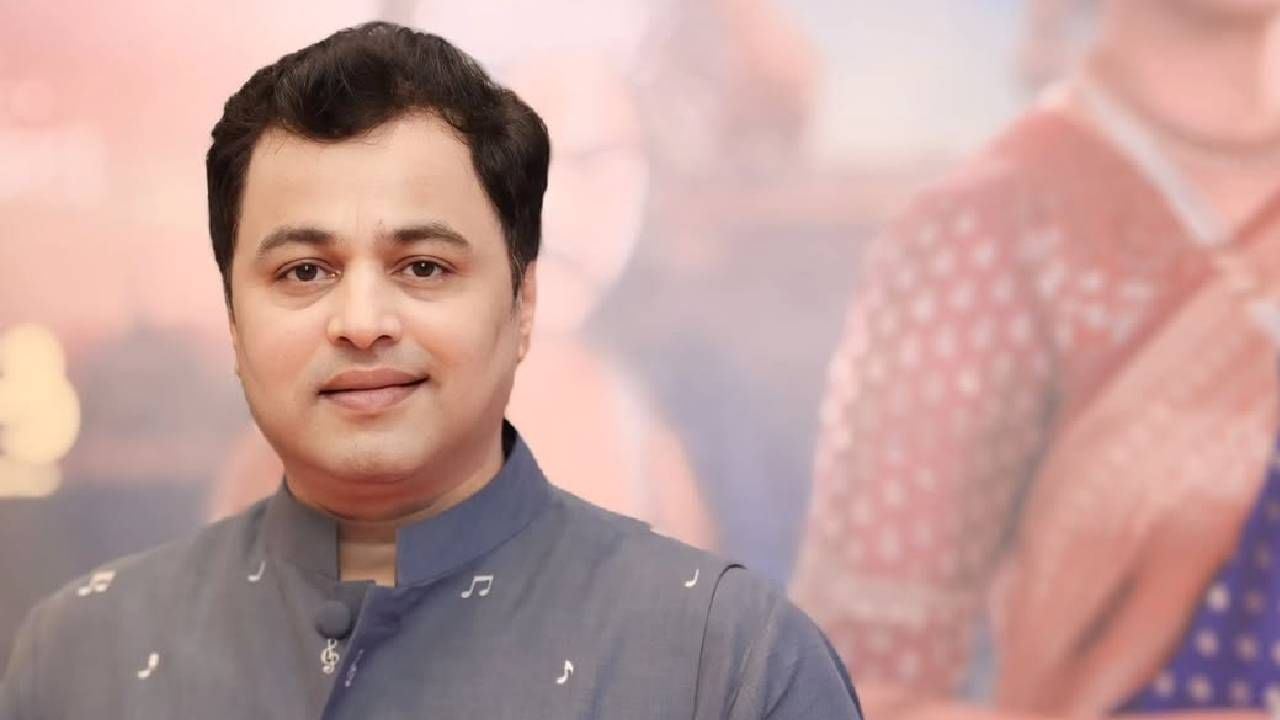 अभिनेता सुबोध भावेनं आतापर्यंत अनेकांच्या बायोपिक साकारल्या आहेत. बालगंधर्व, लोकमान्य- एक युगपुरूष, आणि डॉ. काशिनाथ घाणेकर यांसारख्या बायोपिकनंतर आता तो आणखी एका चरित्रपटातून प्रेक्षकांच्या भेटीला येणार आहे. या चित्रपटाचा पोस्टर शेअर करत त्याने माहिती दिली.  
