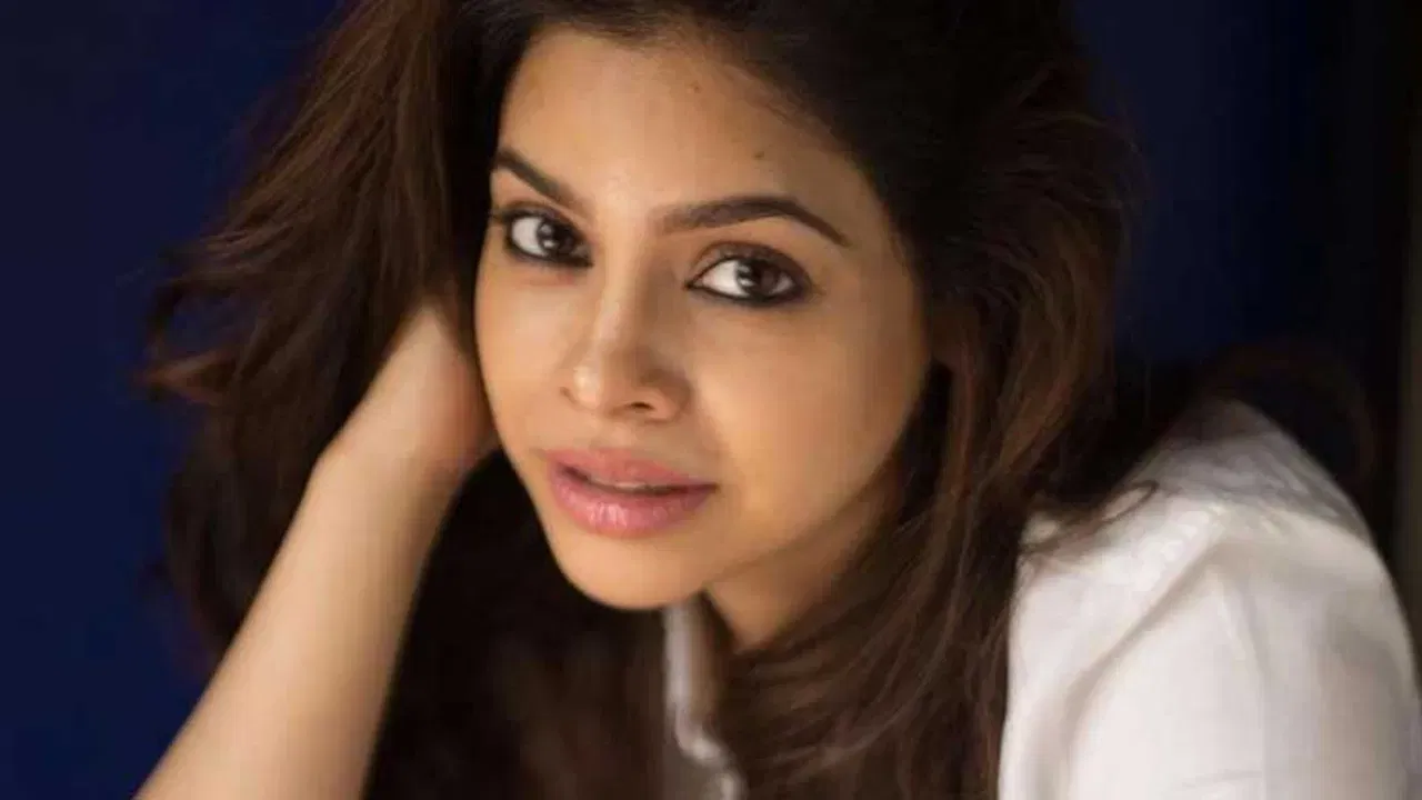 तर दुसऱ्या एका यूजरने, 'एवढा त्रास होत असेल तर महाराष्ट्र सोडून जा' असा सल्ला दिला आहे. तिसऱ्या एका यूजरने 'मुंबई मराठ्यांची आहे' असे म्हटले आहे.